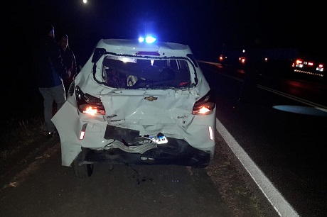 Un camión embistió a un automóvil que circulaba en la misma dirección