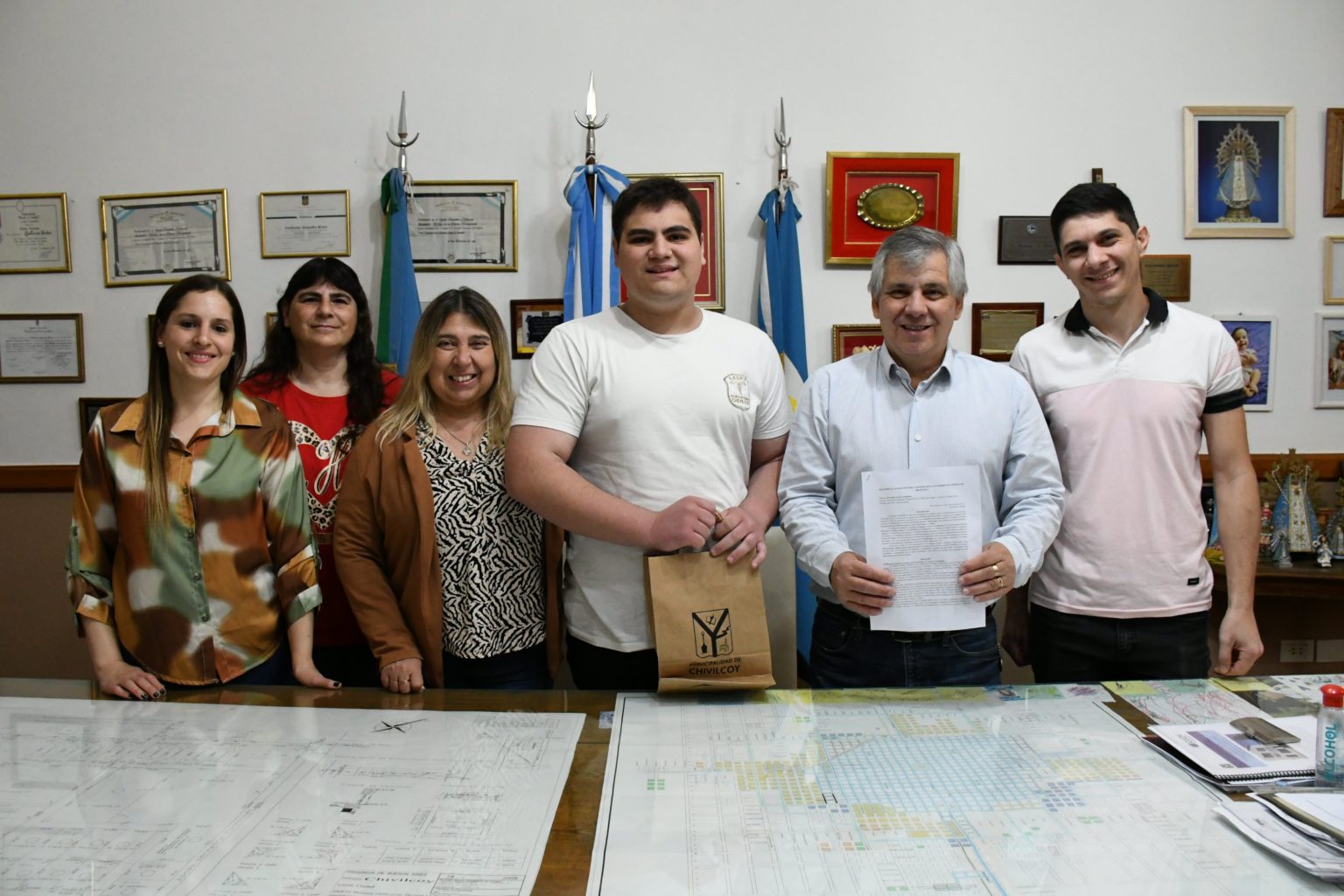 Reconocimiento al estudiante de la Escuela Secundaria Nº 4, Leonel Fracchia, quien obtuvo una beca del Instituto Balseiro.