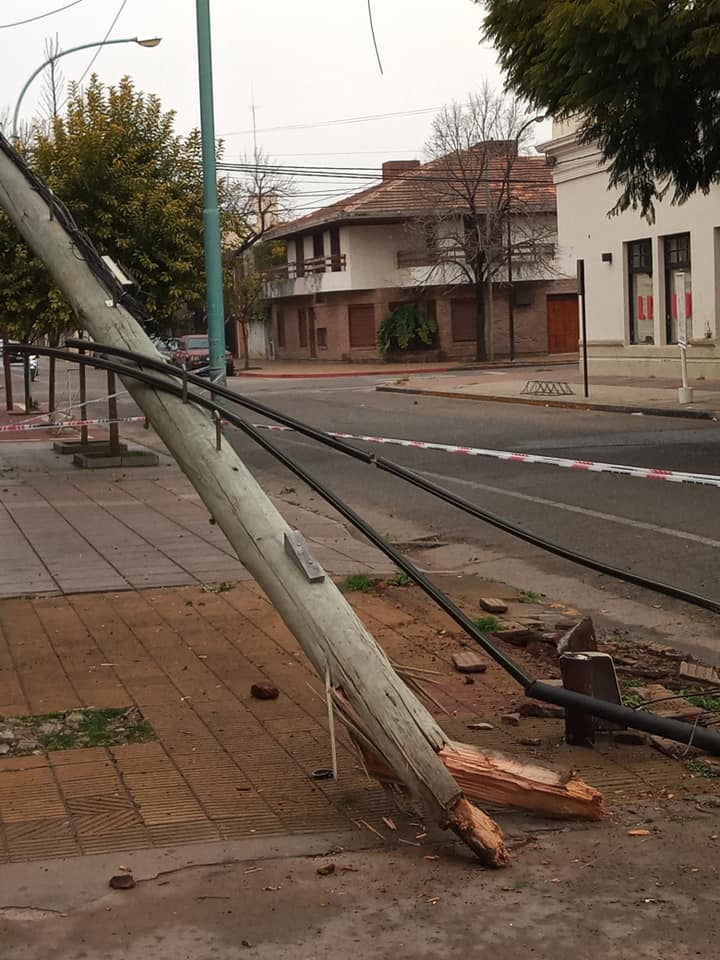 Conductor fugado
Camioneta impactó contra un poste de energía eléctrica