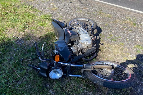El conductor de una motocicleta sufrió graves heridas tras chocar con un auto en la Ruta Nº 5