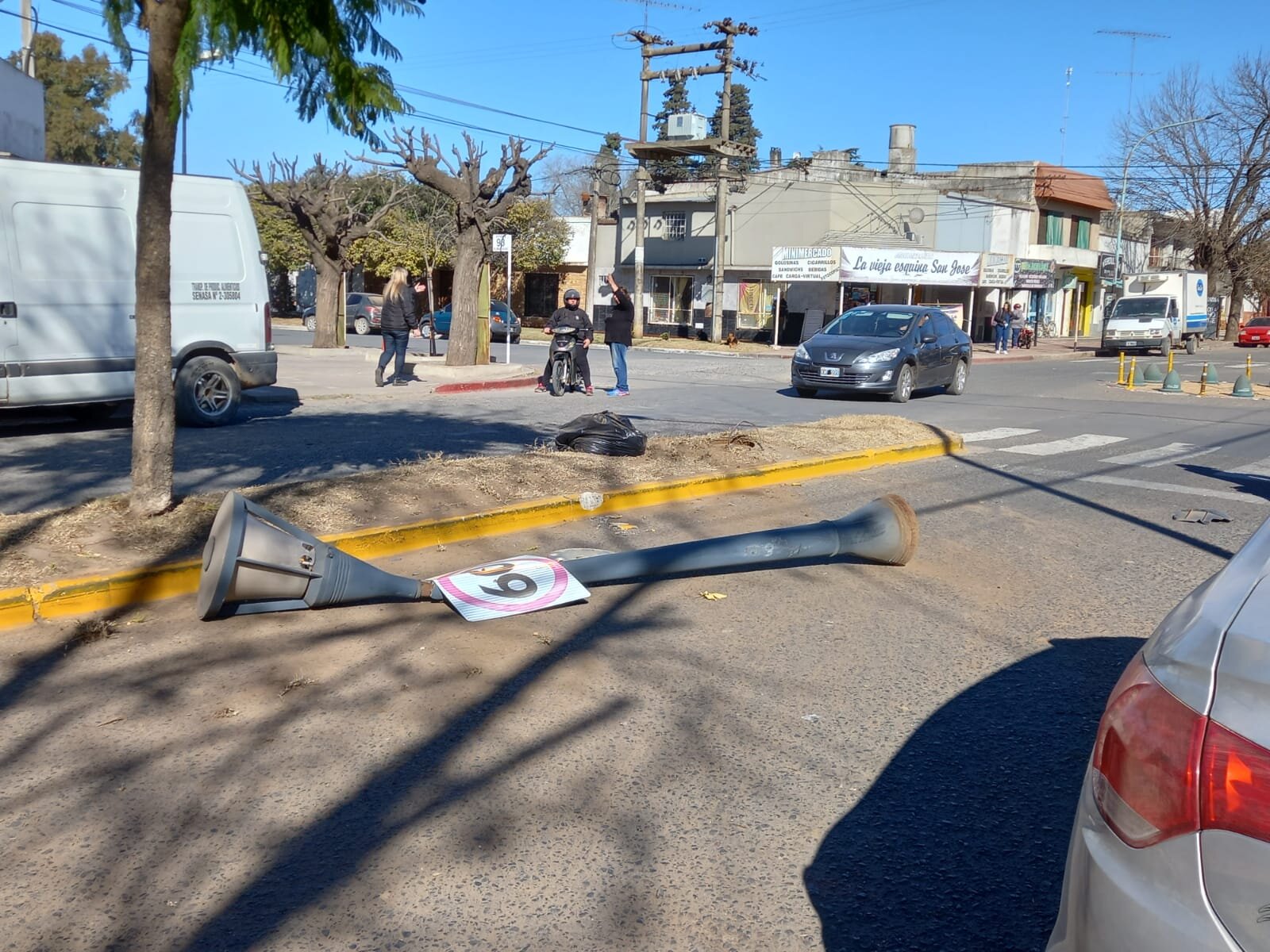 La conductora de un vehículo pierde el control del mismo y arrancó un poste de alumbrado público
