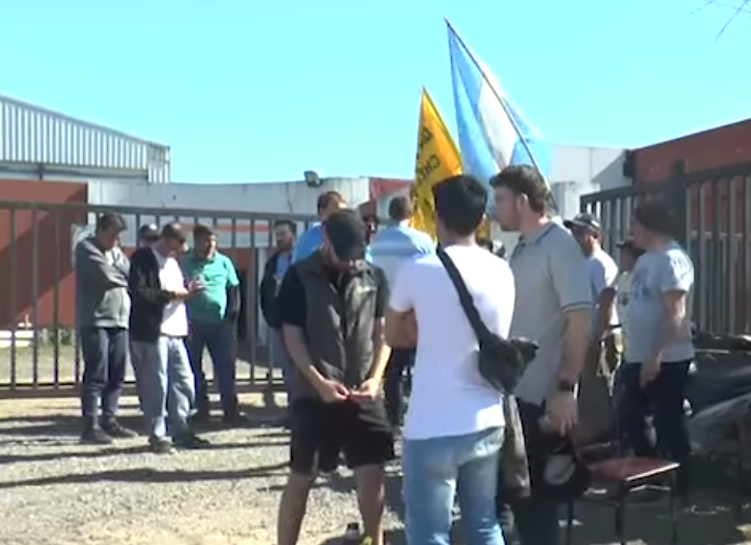 “Estamos bien plantados que vamos a defender a los nueve compañeros despedidos y podemos armar cualquier plan de trabajo pero con todos adentro”.”, sostuvo Fenoglio
