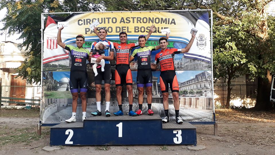Ciclismo
Emiliano Trozzi y Federico Martínez en el podio platense