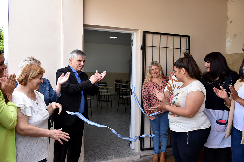 Acto de inauguración de un aula en la Escuela Primaria N° 4, para la que se destinaron $4.600.000
