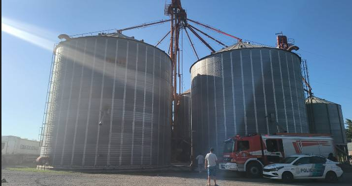 Explosión e incendio en el interior de la noria de una planta de silos con un trabajador herido