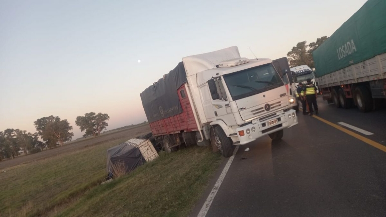 Camión con acoplado volcó en la Ruta 5