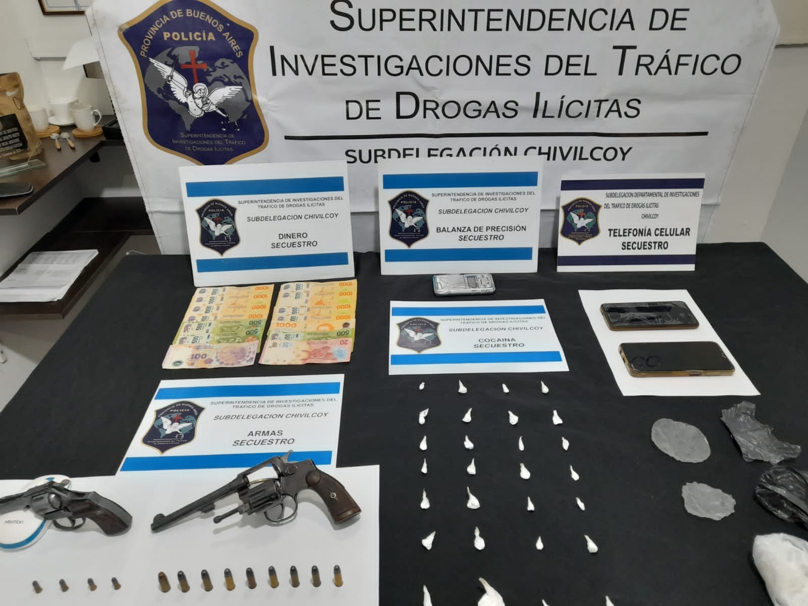 Allanamientos y dos detenidos por comercializar estupefacientes y tenencia de arma de fuego