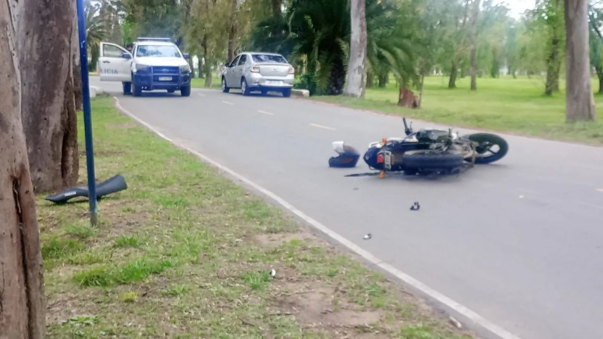 Bolívar: una motociclista hospitalizada tras chocar con un auto en el parque Las Acollaradas