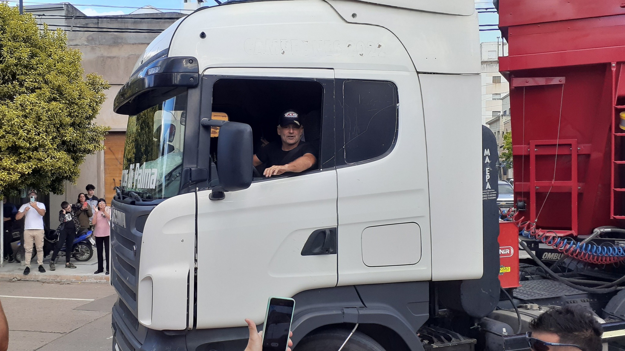 Marcos Di Palma llegó a Chivilcoy a buscar las donaciones recolectadas en la sede de los Bomberos Voluntarios para las víctimas del temporal de Bahía Blanca.