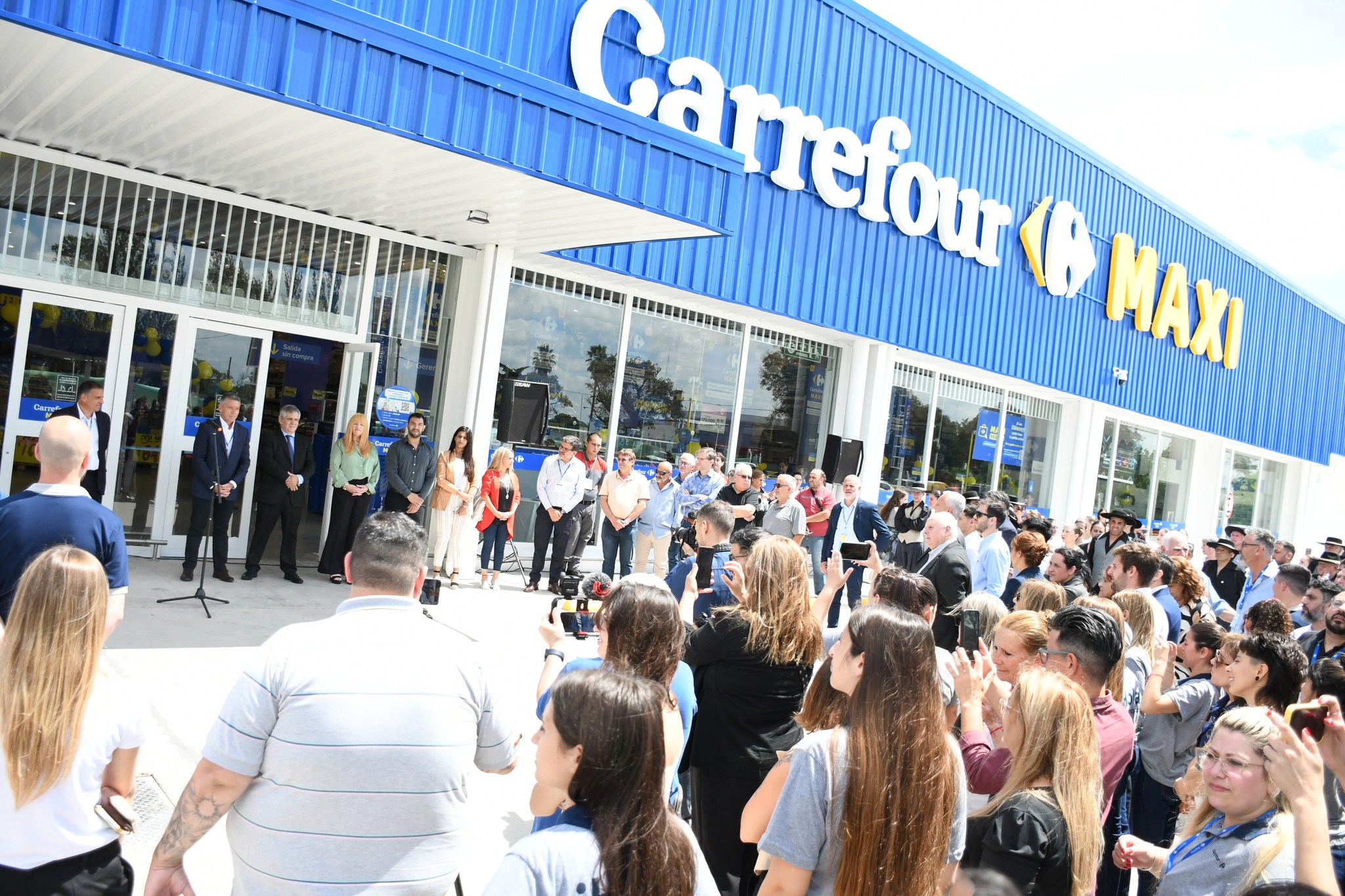 La sucursal del Carrefour Maxi en Chivilcoy ya es una realidad y este jueves abrió sus puertas en la ciudad.