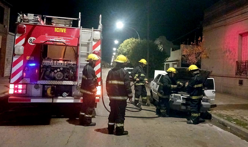 Incendio de un automóvil que se presume ‘intencional’ teniendo en cuenta sus características.