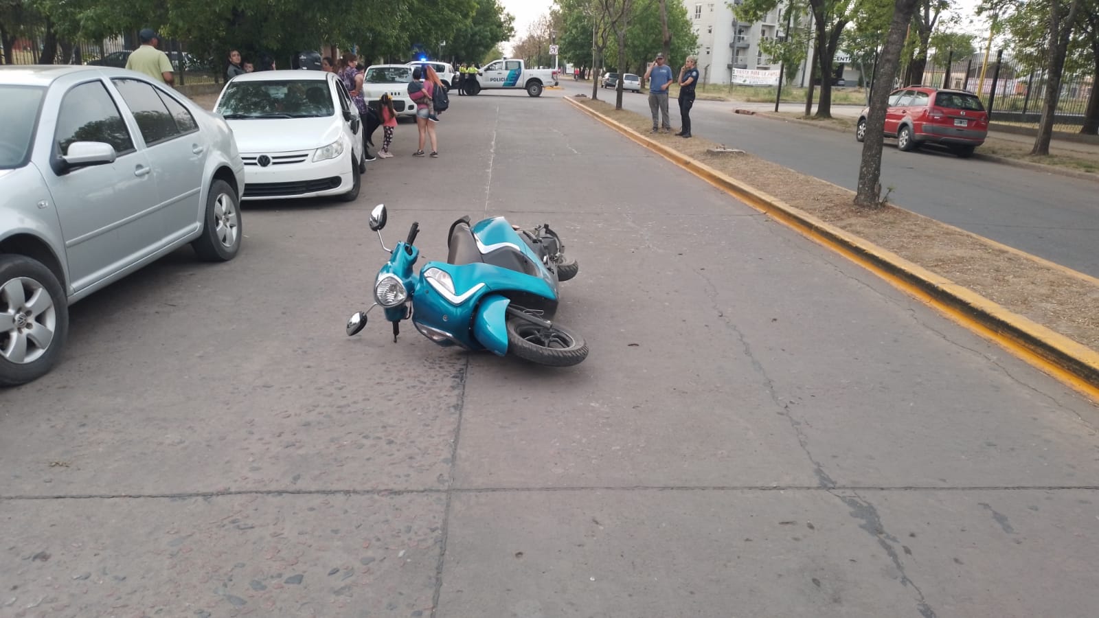 Un automóvil y una motocicleta colisionaron en la avenida De Tomasso