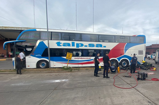Chofer tuvo que ser rescatado por los Bomberos tras quedar atrapado debajo de un micro en la Terminal de Omnibus