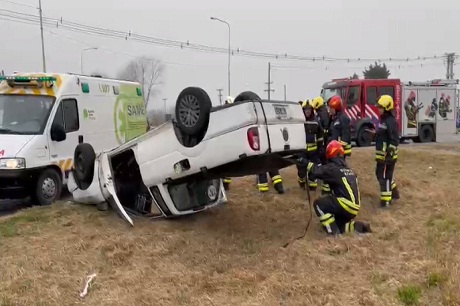Vuelco de una camioneta en la rotonda de la ruta 5