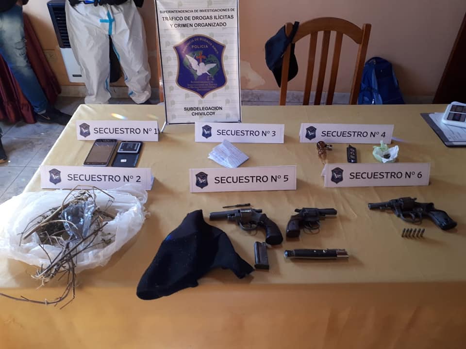 Comercio de estupefacientes
Una persona fue detenida por venta de drogas y tenencia de arma de uso c