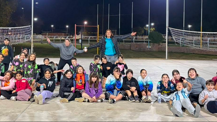 Integración — La Escuela Municipal de Vóley compartió una jornada deportiva con alumnos de la Escuela N° 18