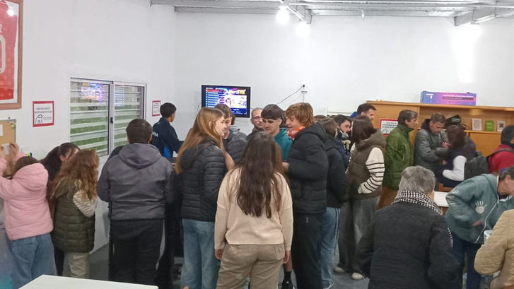 La Comisión de Handball de Independiente y otro objetivo cumplido: fue inaugurado el SUM 90 en homenaje a Bautista Gómez.