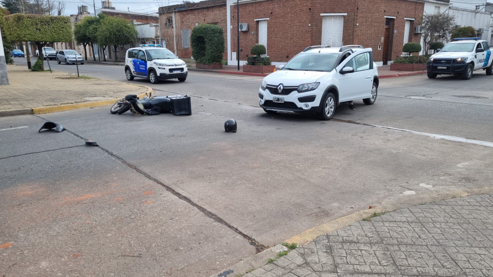 Una camioneta y una motocicleta colisionaron en la esquina de Yapeyú y Bolívar