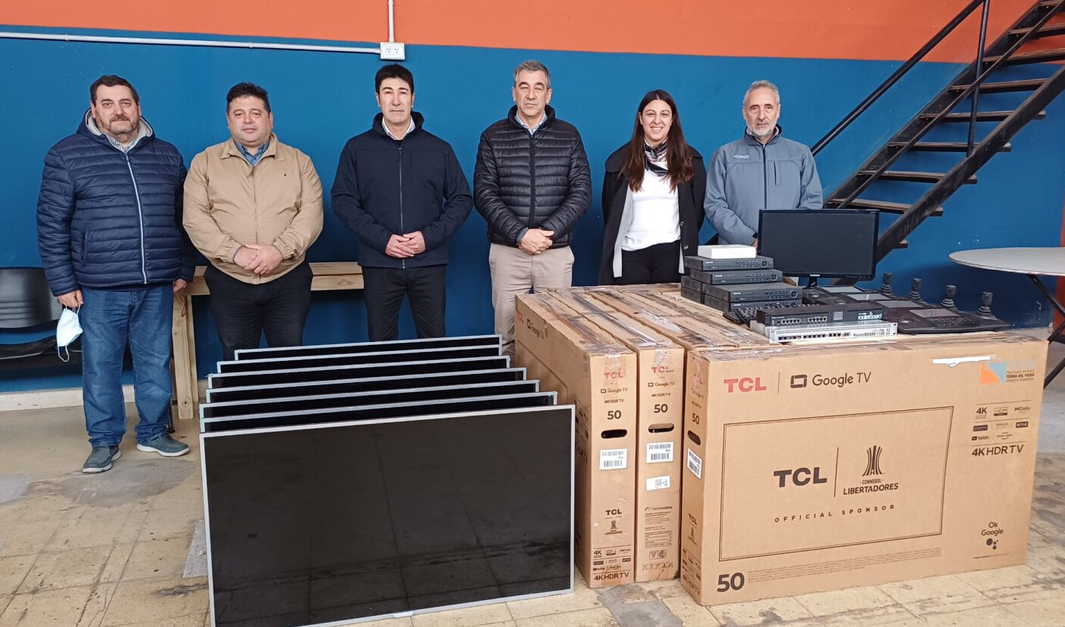 Entrega de equipamiento tecnológico en desuso a la Escuela Técnica para fortalecer las prácticas profesionalizantes