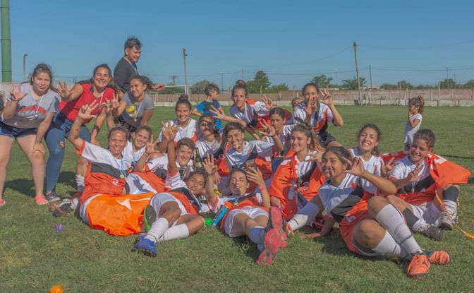 Fútbol Femenino
Las campeonas Mayores y Juveniles de Alsina recibieron sus merecidos premios