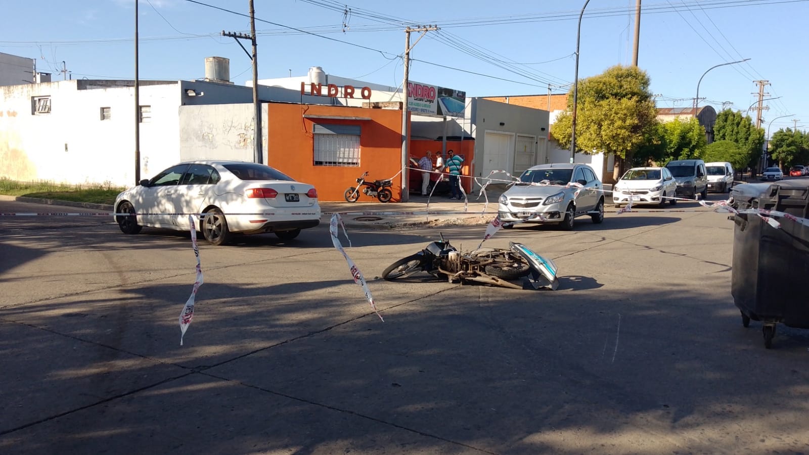 Un automóvil y una motocicleta chocaron en la avenida Urquiza