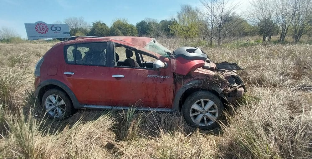 Volcó un auto y sus dos ocupantes domiciliados en Chivilcoy resultaron ilesos.