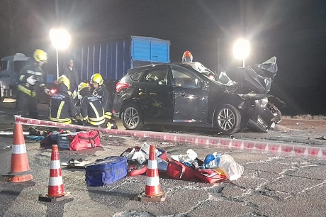 Murió otra mujer que había sufrido lesiones de gravedad en el choque entre un automóvil y un camión