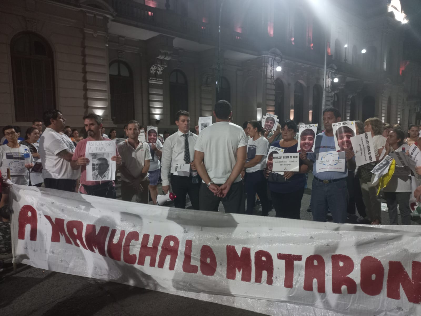 Los manifestaron pidieron por el esclarecimiento de las muertes de Burcez y de Navarro como asimismo exigieron “seguridad”