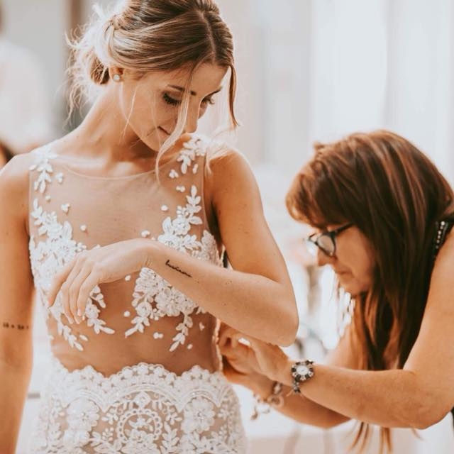 Marcela Bidini es diseñadora de vestidos para fiestas en Carlos Casares y también en Capital Federal