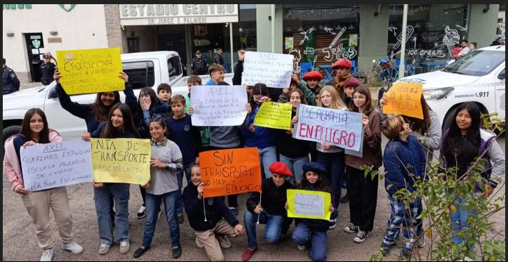El Gobernador Kicillof recibió un pedido de los estudiantes de la Escuela Agraria: “sin transporte no hay educación”