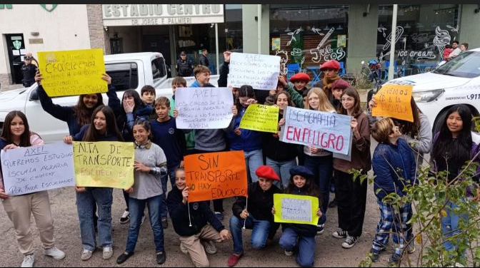 El Gobernador Kicillof recibió un pedido de los estudiantes de la Escuela Agraria: “sin transporte no hay educación”