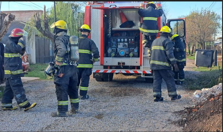 Una persona, en estado de alteración, atentó contra su vida e incendió su vivienda, fue trasladada al Hospital con lesiones en sus brazos