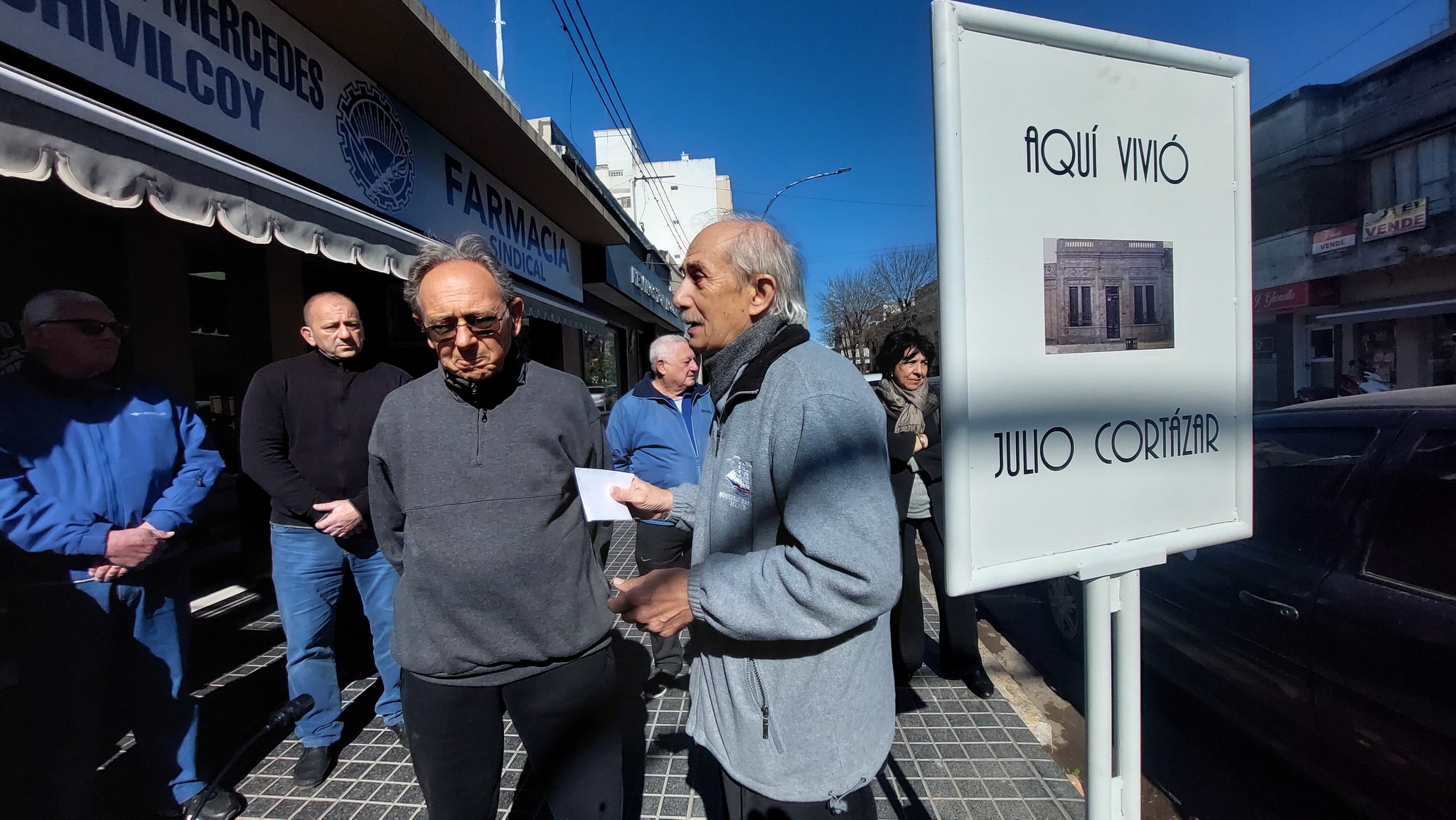 Descubrieron el cartel conmemorativo en homenaje a Julio Cortazar y su residencia en Chivilcoy.