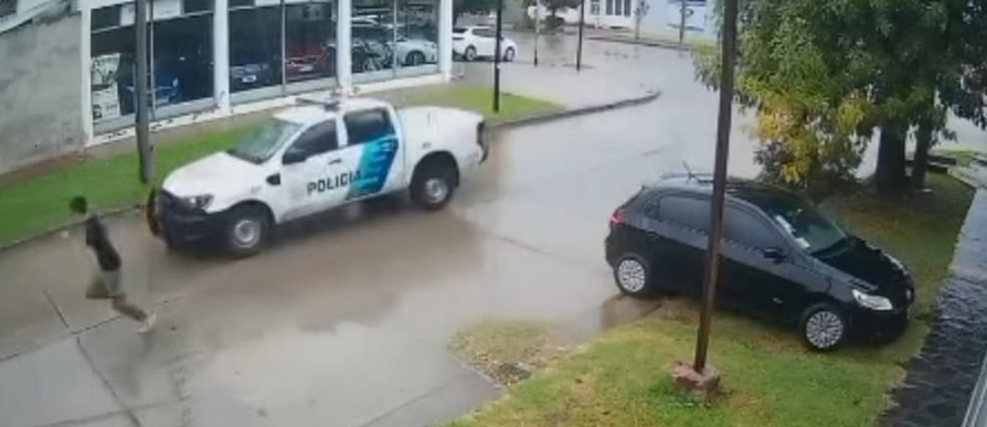 En apenas días intentó cometer otro hecho delictivo, esta vez queriendo sustraer pertenencias desde el interior de un vehículo y con un cómplice.