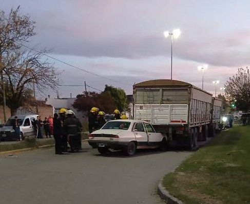 Dos automóviles colisionaron producto del impacto uno terminó incrustado debajo de un camión estacionado; un vehículo se incendió por completo en Rutas 5 y 51