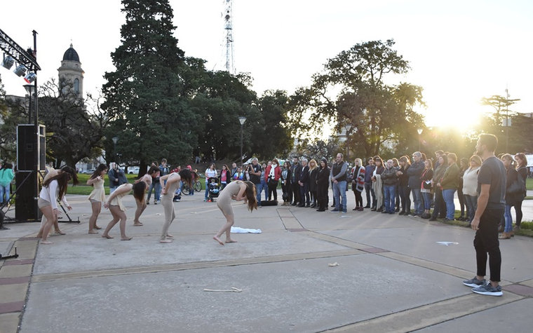 Bajo la consigna “Ni una Menos”
El “Empoderamiento es el camino” en la Plaza Principal para alzar la