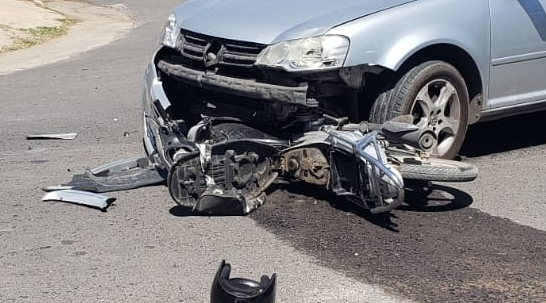 Fuerte choque entre un automóvil y una motocicleta