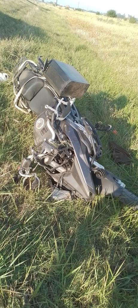 Un hombre falleció este domingo al caer de la moto que manejaba