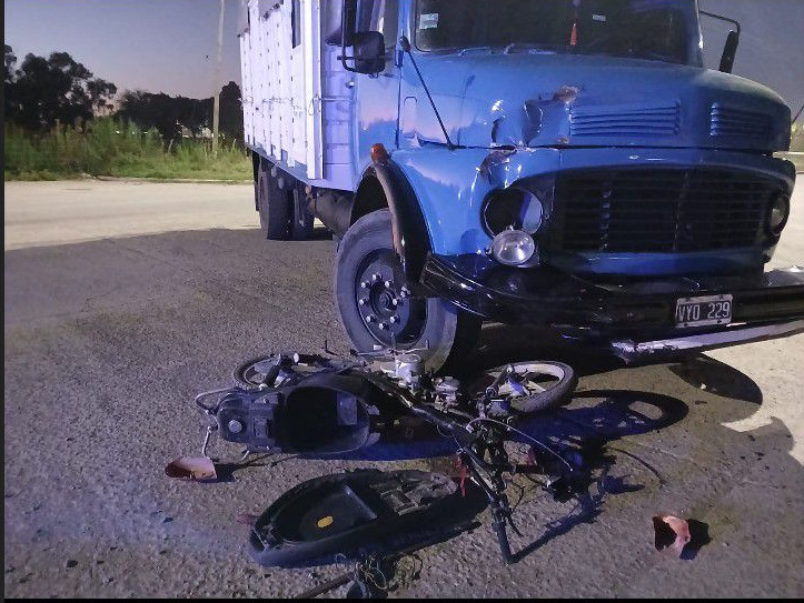 Violenta colisión entre un camión y una moto con pedido de secuestro activo por robo en la que circulaban dos menores de edad