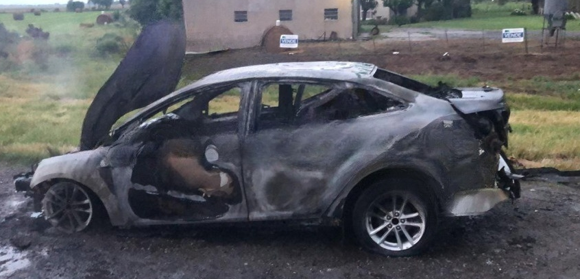 Noviembre arrancó con dos incendios vehiculares, uno de ellos con pérdidas totales en un Ford Focus.