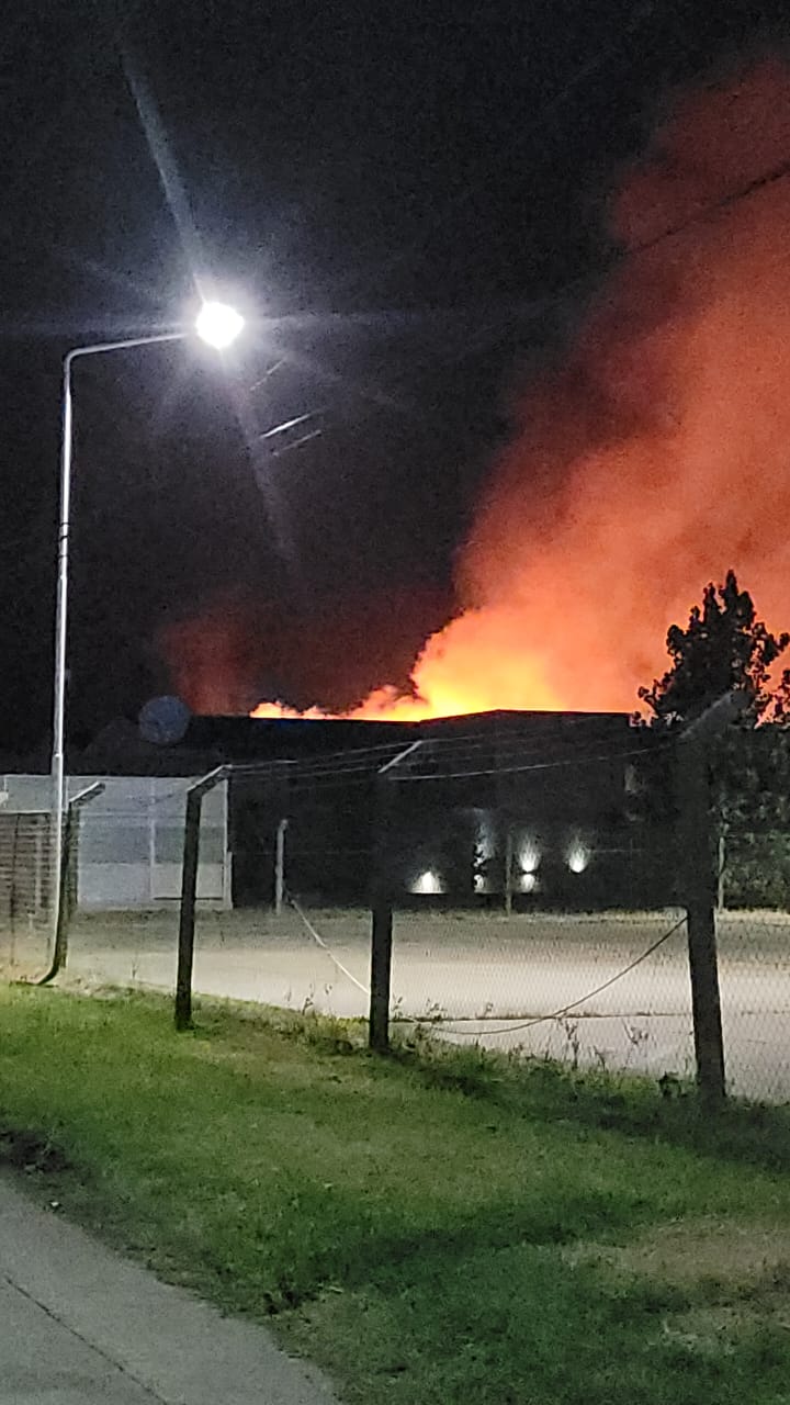 Importante incendio en la fábrica Piatti Hnos. Ubicada en el Parque Industrial de Chivilcoy