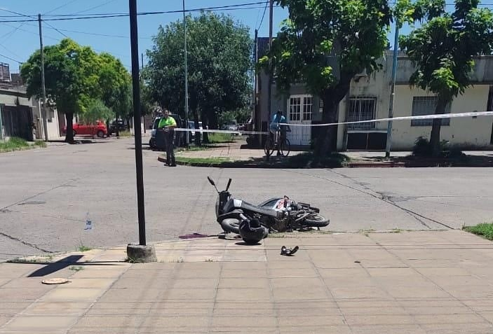Violenta colisión entre una camioneta y una motocicleta con personas heridas.
