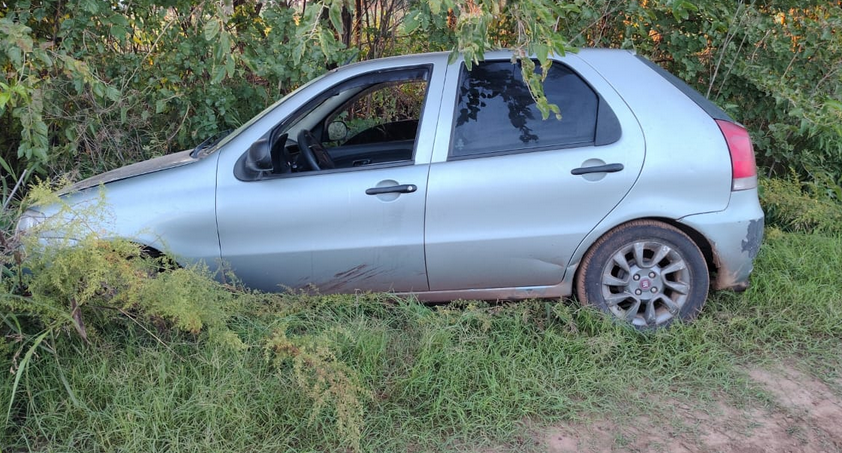 Dos delincuentes se subieron a un remís y exhibiendo un arma de fuego, hicieron descender al conductor para robarse el auto y pertenencias.