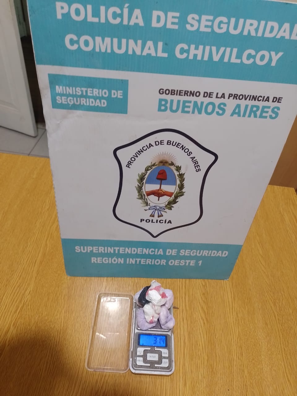 Una mujer transportaba cocaína y marihuana en el interior de su mochila
