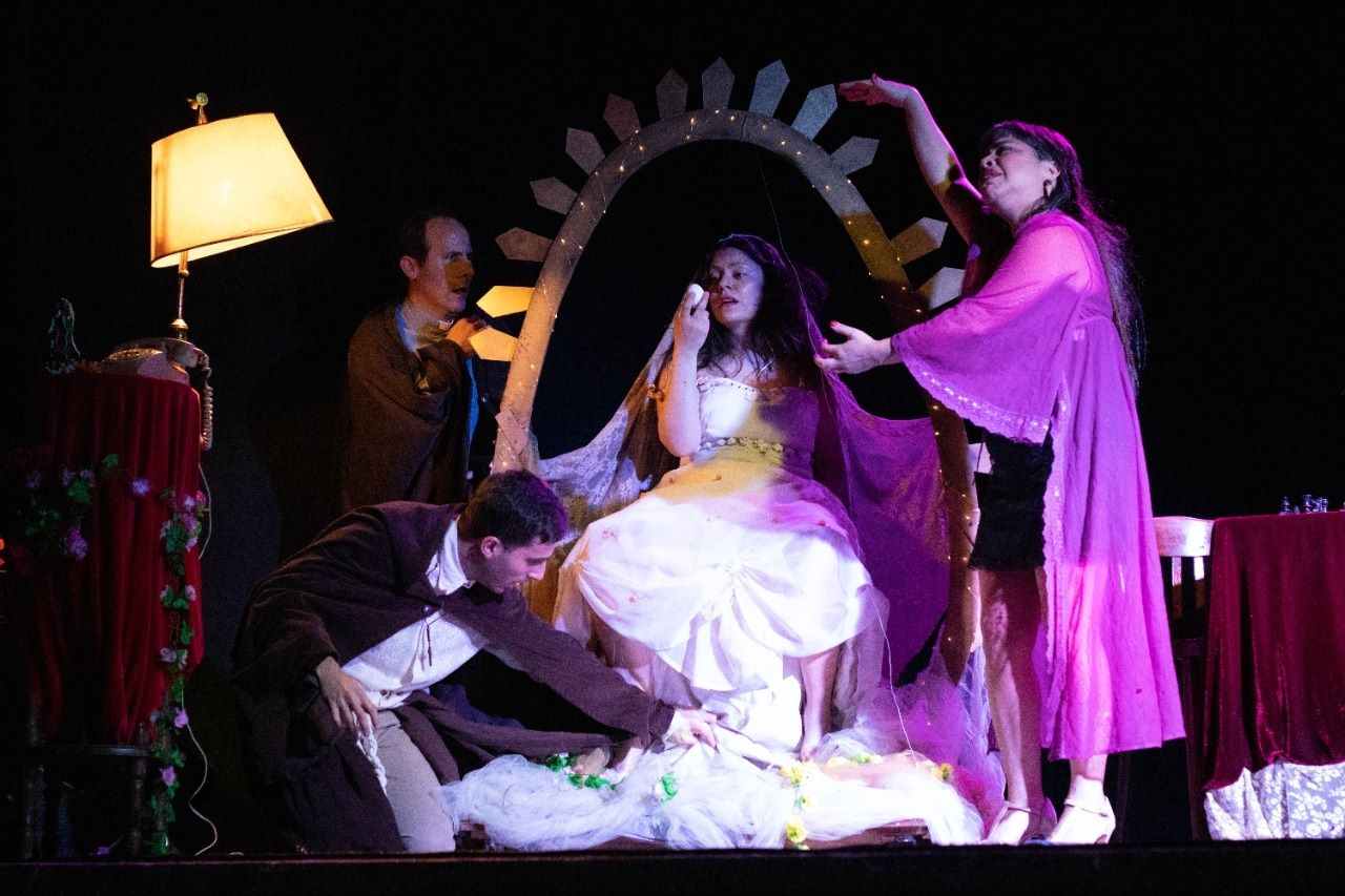 “El rito religioso está muy vinculado con el rito teatral y también la obra reflexiona al respecto”