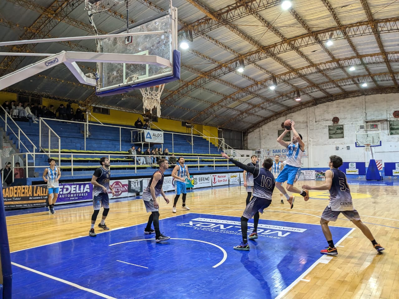 En Colón y Racing empiezan a jugarse los cuartos de final del Apertura de Primera.