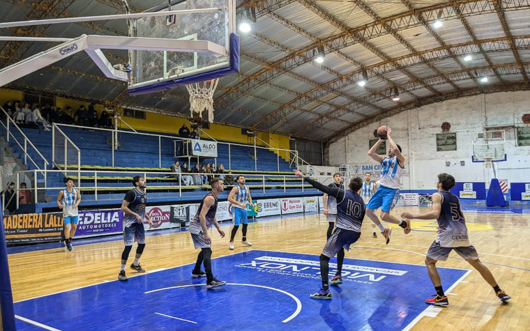 En Colón y Racing empiezan a jugarse los cuartos de final del Apertura de Primera.