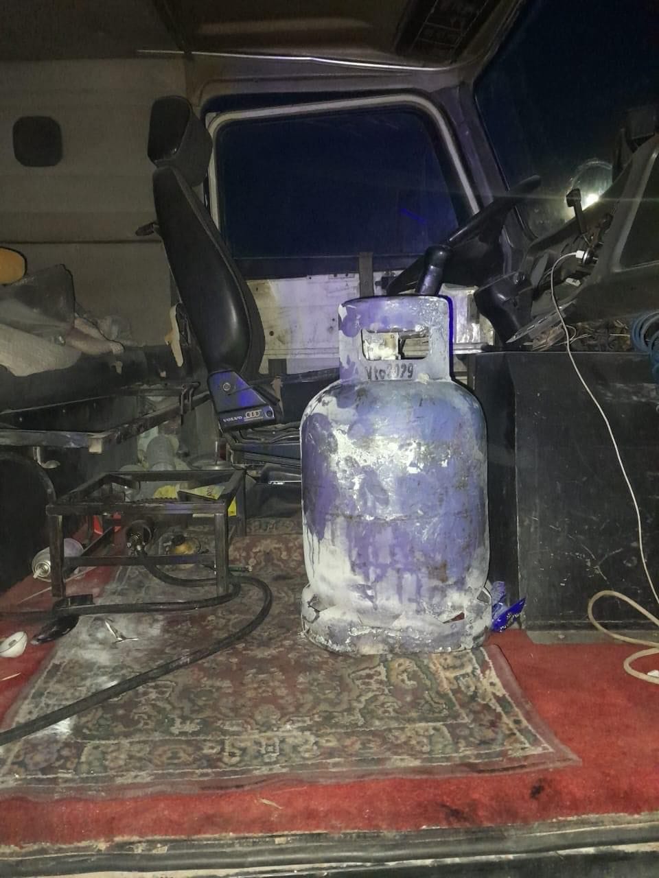 Incendio en un camión, se habría generado cuando tomó fuego una garrafa con mechero