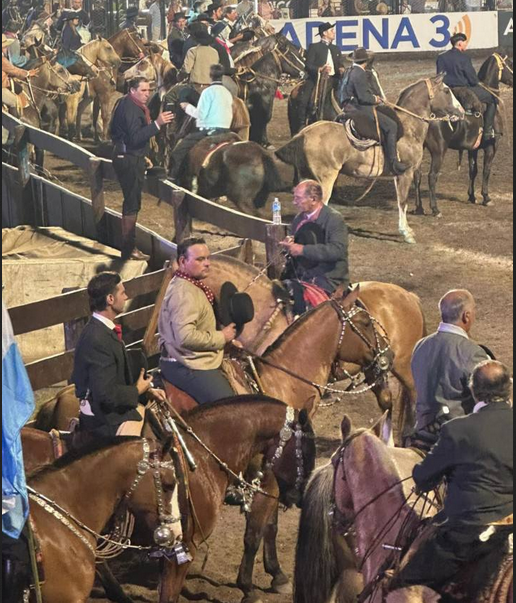 “Fue muy gratificante poder desfilar dentro del predio con los caballos y recados ante un anfiteatro colmado con alrededor de 25 mil personas”, sostuvo Jáuregui