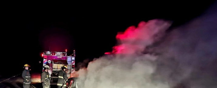 Incendio destruyó por completo un automóvil en plena madrugada